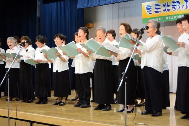 数人が合唱をしている写真7