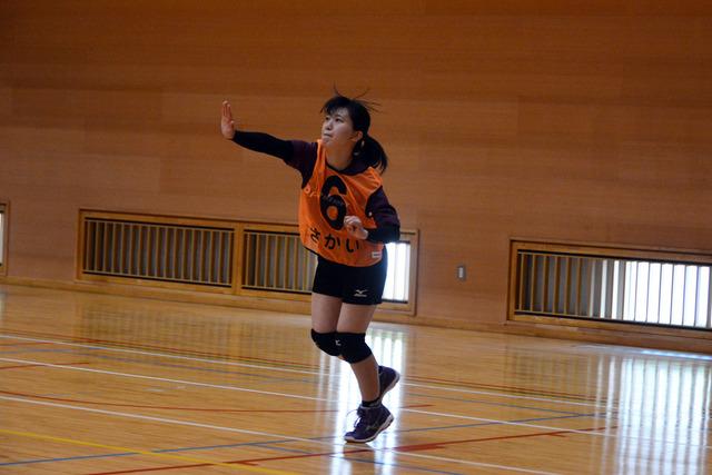 女の人がサーブをしている写真2