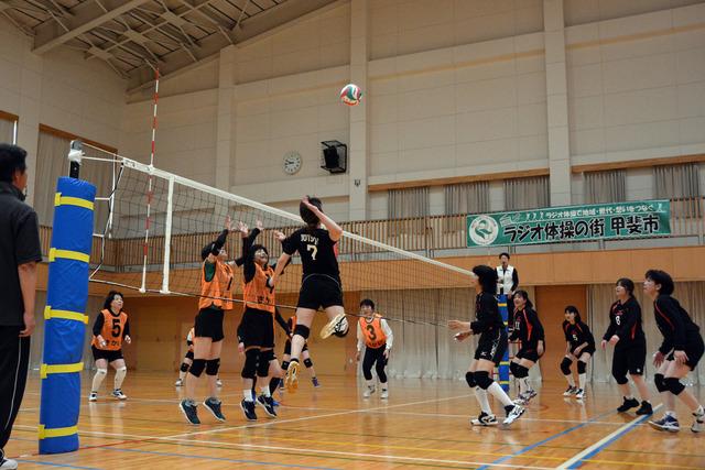 アタックをしている写真4