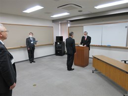 山梨県後期高齢者医療広域連合辞令交付式での市長の写真