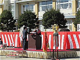 令和3年甲斐市消防団出初式での市長の写真