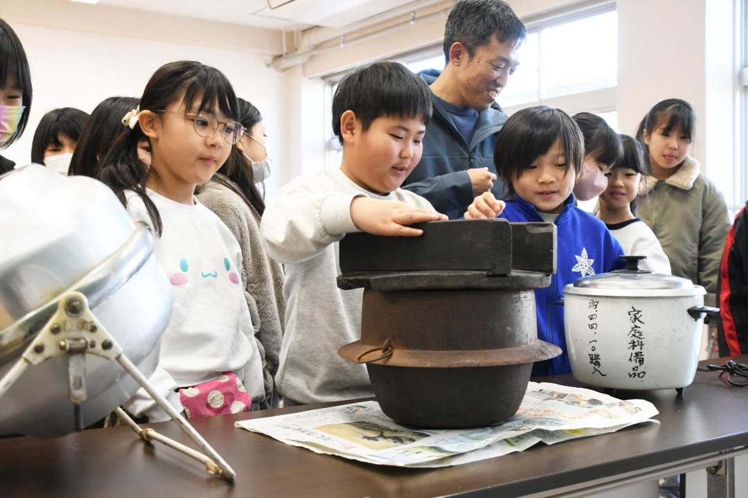 羽釜を持つ男の子写真