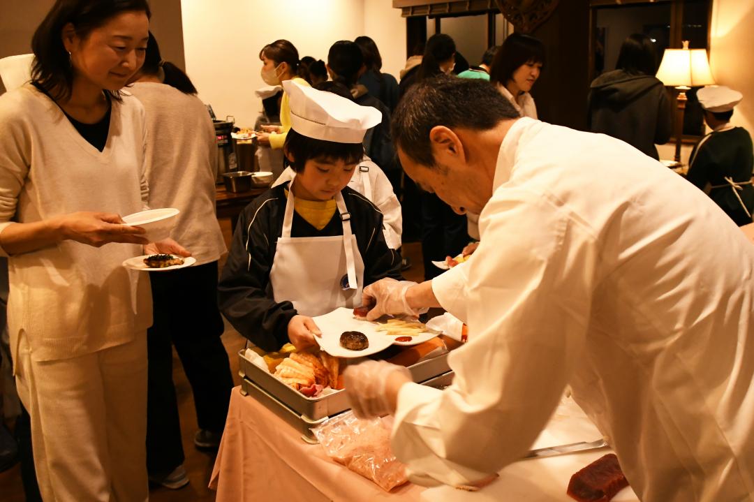 握ってもらったお寿司をもらう子ども