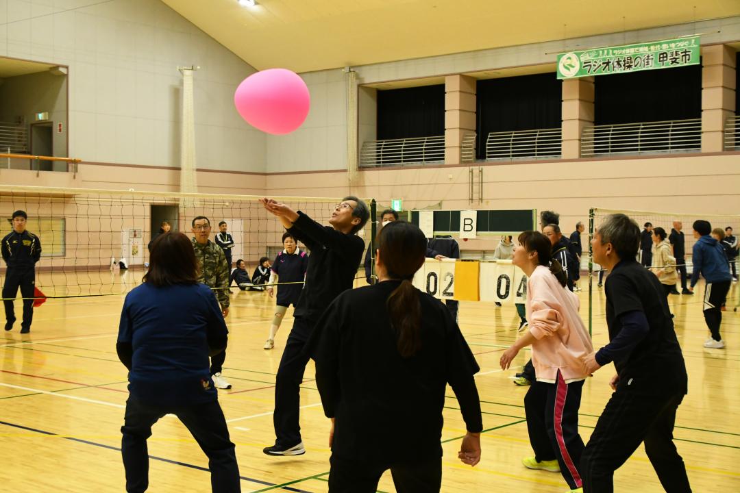 さいかつぼーるをレシーブする男性