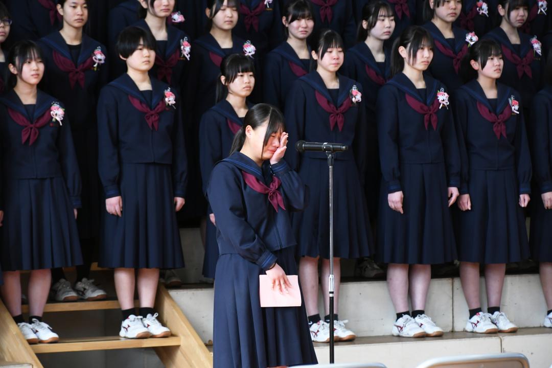 別れのことばを述べ涙する女子生徒