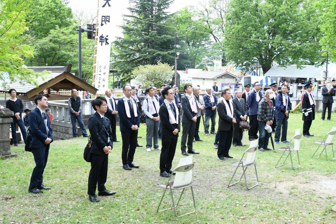開祭式の参列者たち