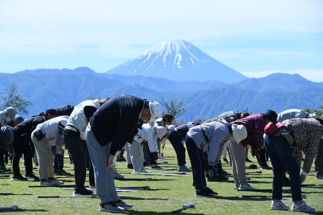 ラジオ体操をする参加者