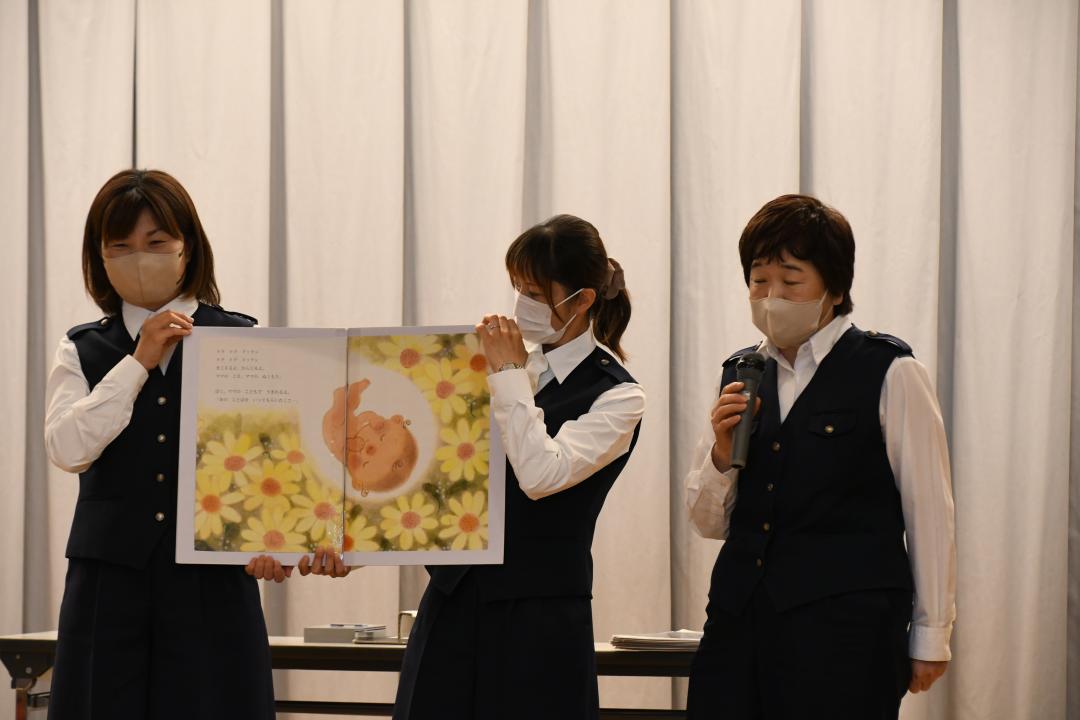命の大切さに関する絵本を読む指導員さん