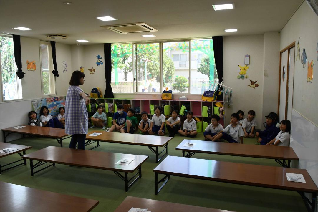 先生の説明を聞く児童たち