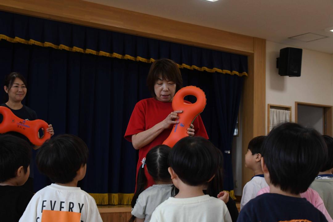 ベルの説明をする指導員さん