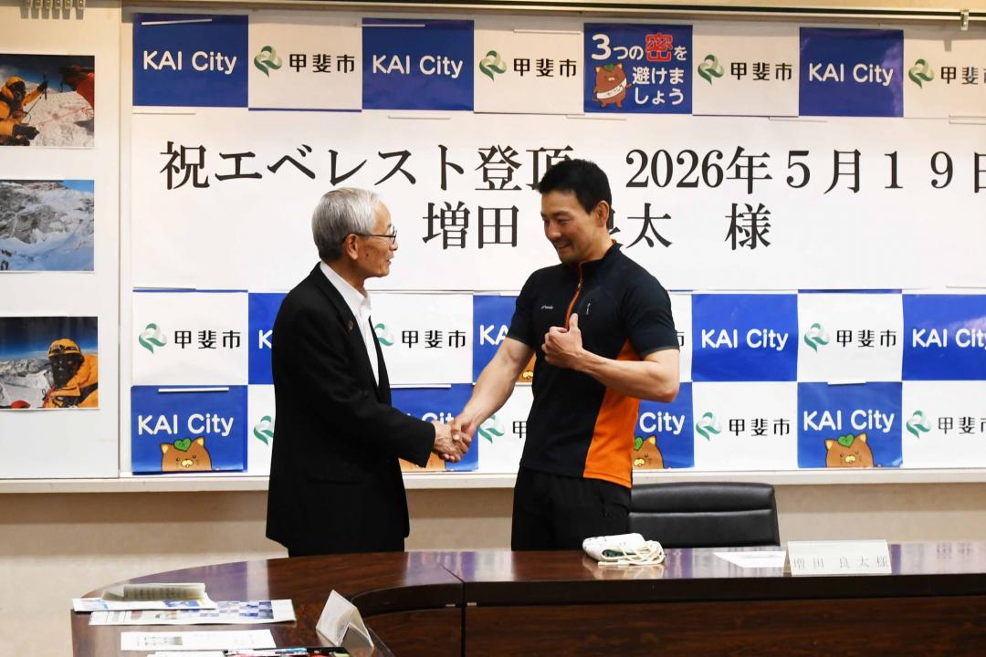 市長と増田さん握手１