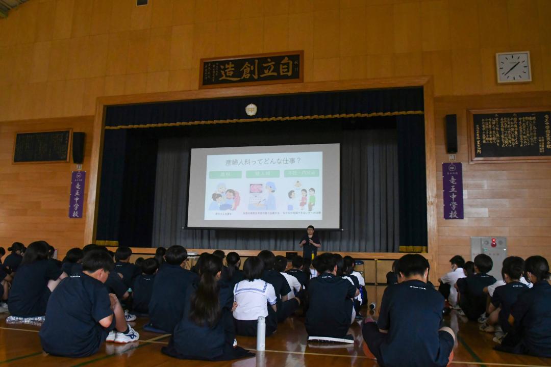 話を聞く竜王中学校の2年生