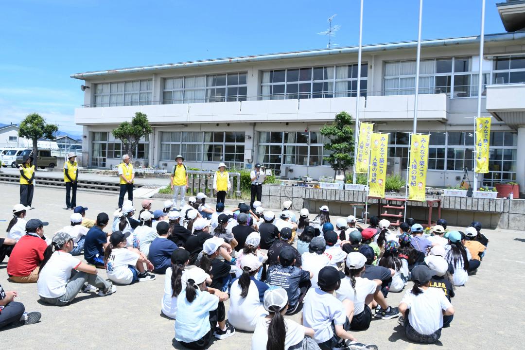教頭先生の話を聞く児童