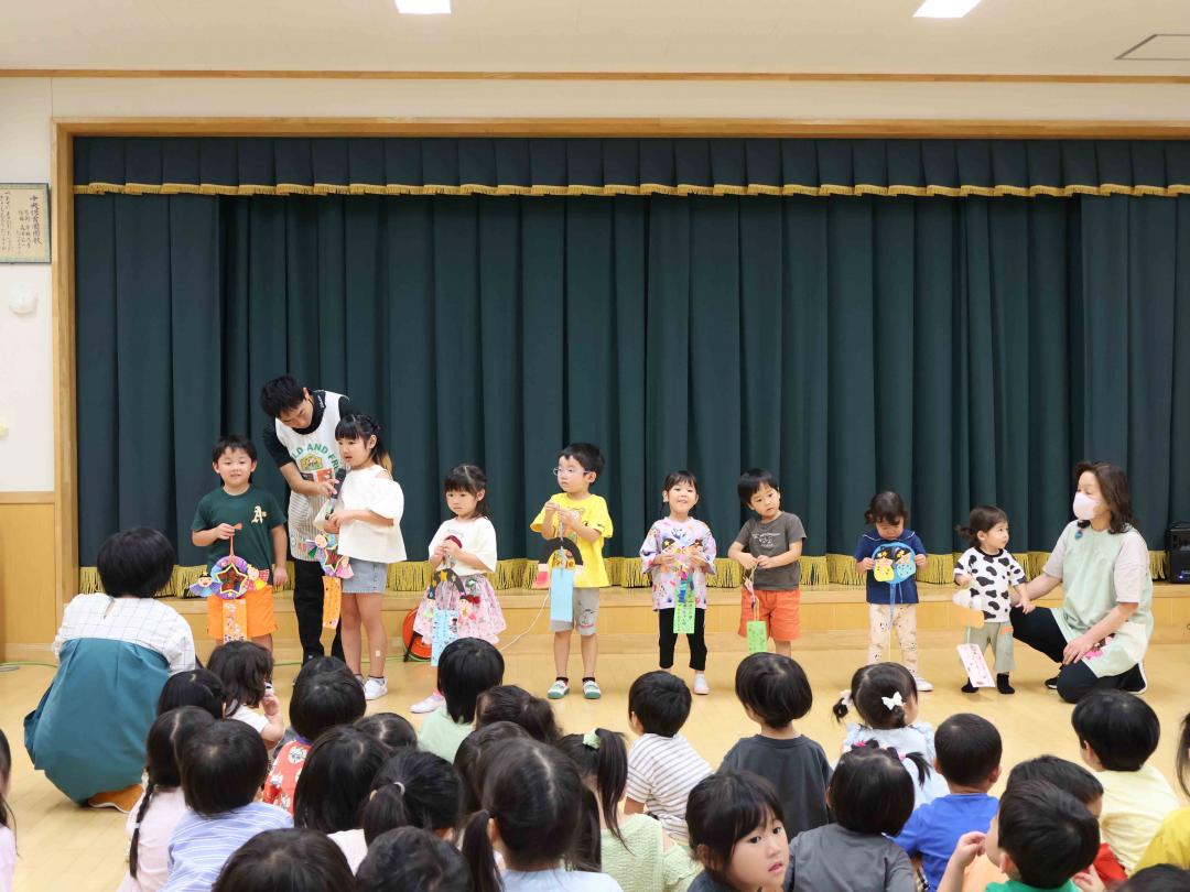 自分で制作した短冊について発表する園児たち1