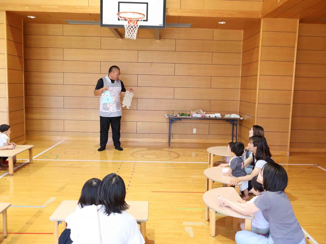 説明をする児童館職員