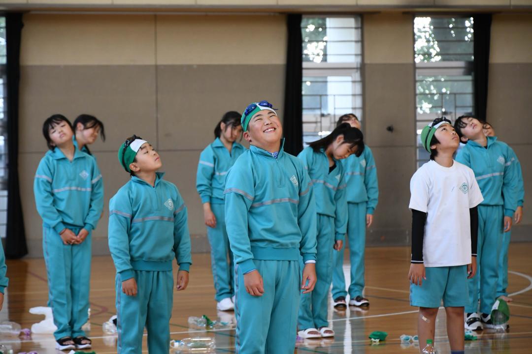 準備体操をする児童たち