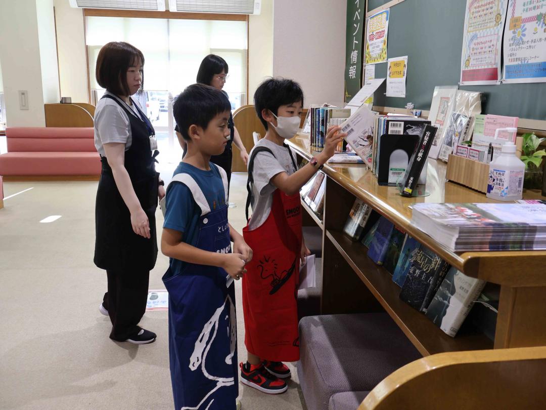 職員に館内を案内される児童1
