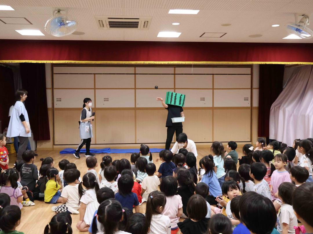 種を投げながら登場したスイカ太郎