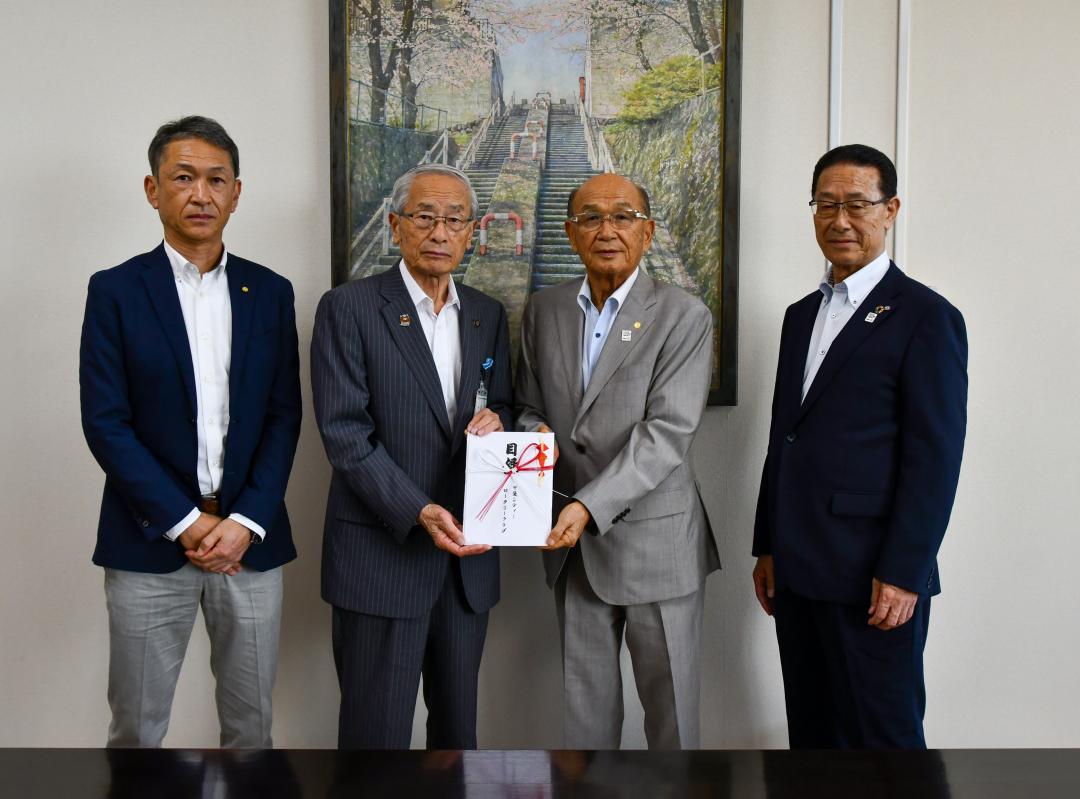 保坂市長と甲斐シティーロータリークラブのみなさん