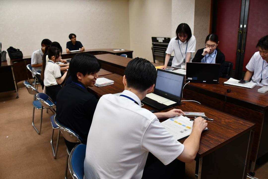 相談しながら投稿文章を考える学生