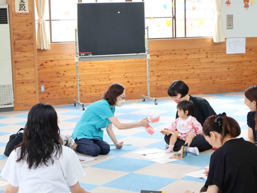 歯の模型を見せる講師